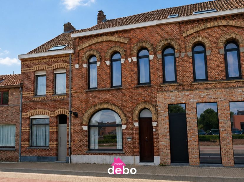 Deze ruime woning is ideaal gelegen op korte afstand van het centrum van Ieper.<br />
De woning springt meteen in het oog dankzij haar prachtige histo