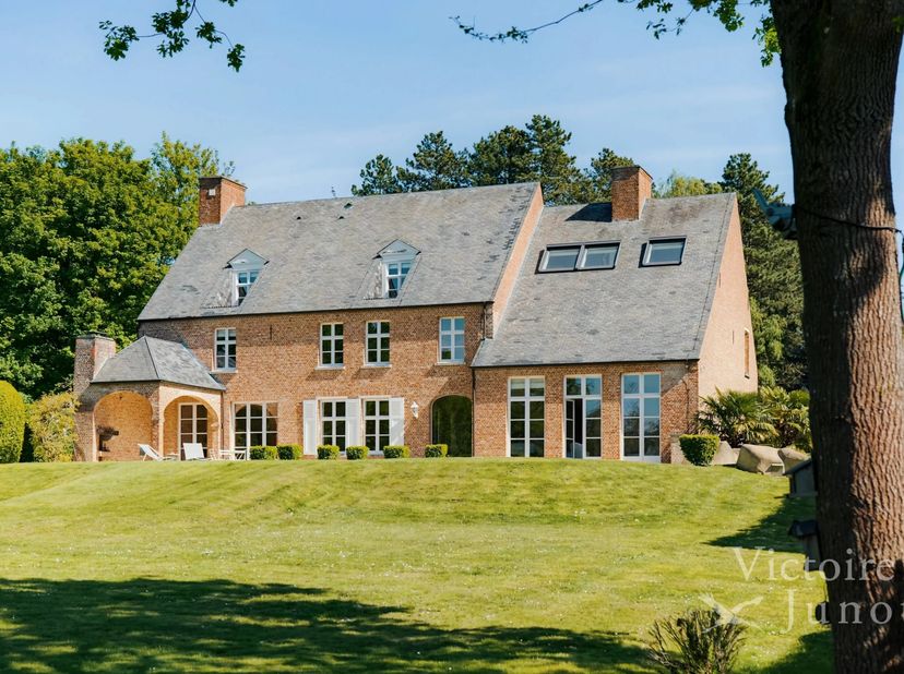 Victoire Junot heeft het genoegen u exclusief deze uitzonderlijke woning te presenteren in de gewilde wijk van de voormalige golfbaan in Rhode-Saint-G