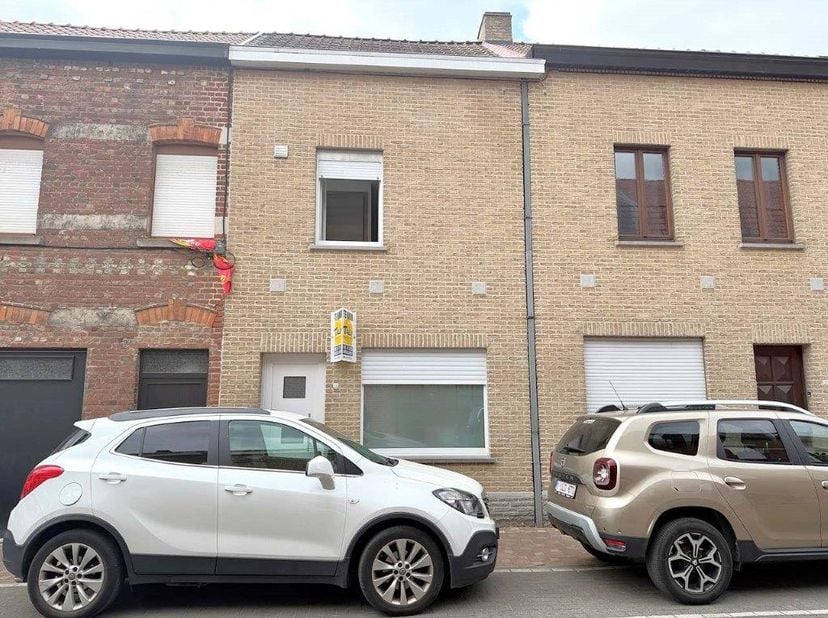Gerenoveerde woning met inkom, living, uitgeruste keuken, badkamer, berging en een stadstuin/koer. Op de eerste verdieping zijn er 2 slaapkamers en ee