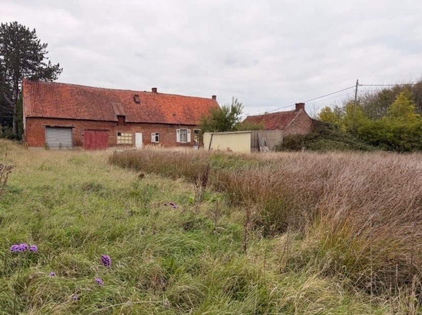 Deze authentieke hoeve, gebouwd vóór 1850, bevindt zich op een prachtig perceel van ruim 3.090 m² in agrarisch gebied aan de rand van Hulshout.<br />