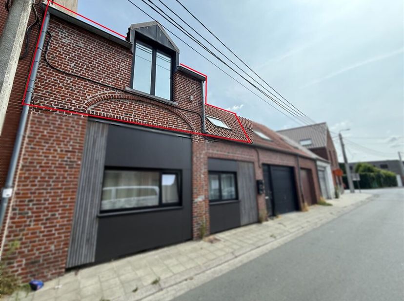 Mooi appartement in het hart van het dorp Basècles, op de 1e verdieping van een klein appartementencomplex met 3 woningen zonder lift.<br />
Deze woni