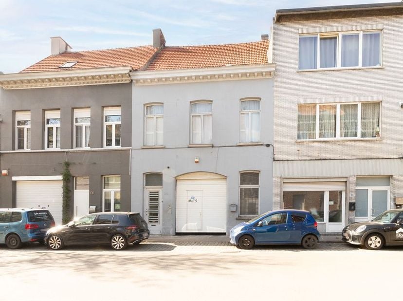 Centraal gelegen investering met meerdere functies in Merksem. Deze eigendom verenigt een grote magazijnruimte, bijkomende kantoorruimtes én een woonu