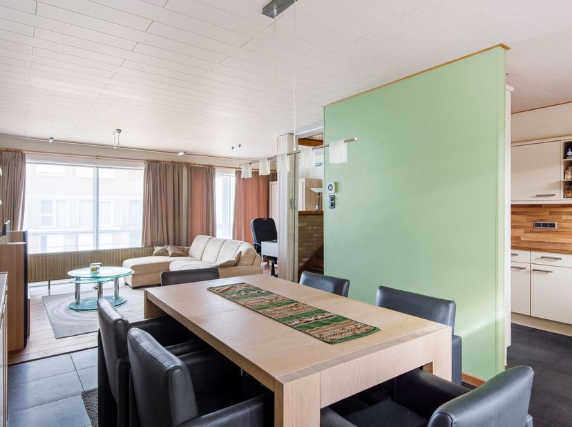 Ben je op zoek naar een instapklare gezinswoning met een perfecte balans tussen stadscomfort en rust? <br />
Deze bel-étage woning, gelegen in de pop