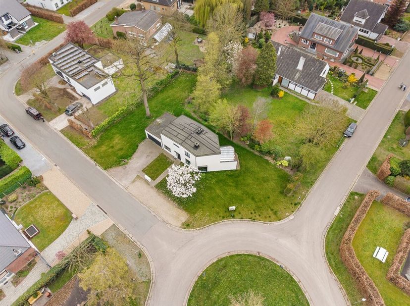 Bij het betreden van de woning komt u in de inkomhal met gastentoilet. Aansluitend bevindt zich een praktische bureauruimte, ideaal voor thuiswerk of