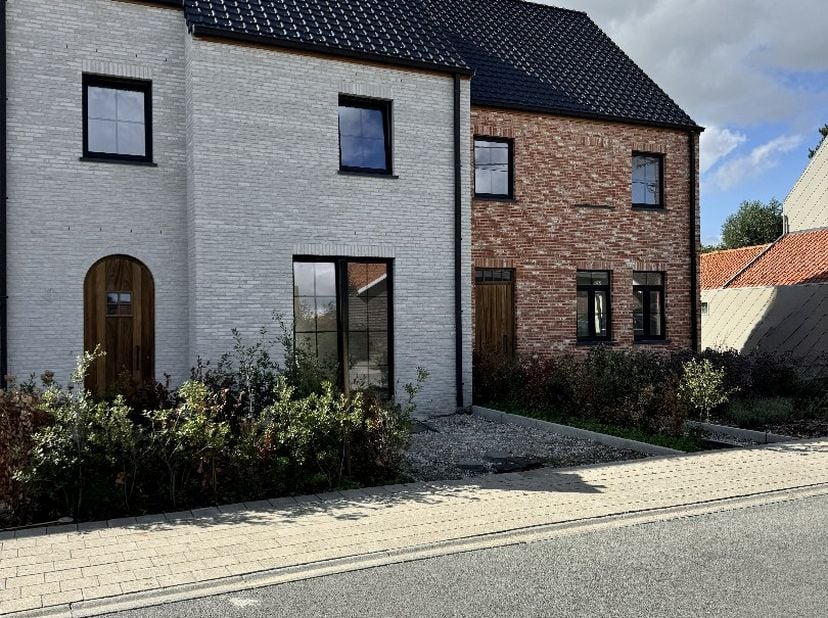 Deze nieuwbouwwoning in pastoriestijl heeft een residentiële ligging op een perceeloppervlakte van 533 m² te Bovekerke. <br />
<br />
Tijdens de ontwe