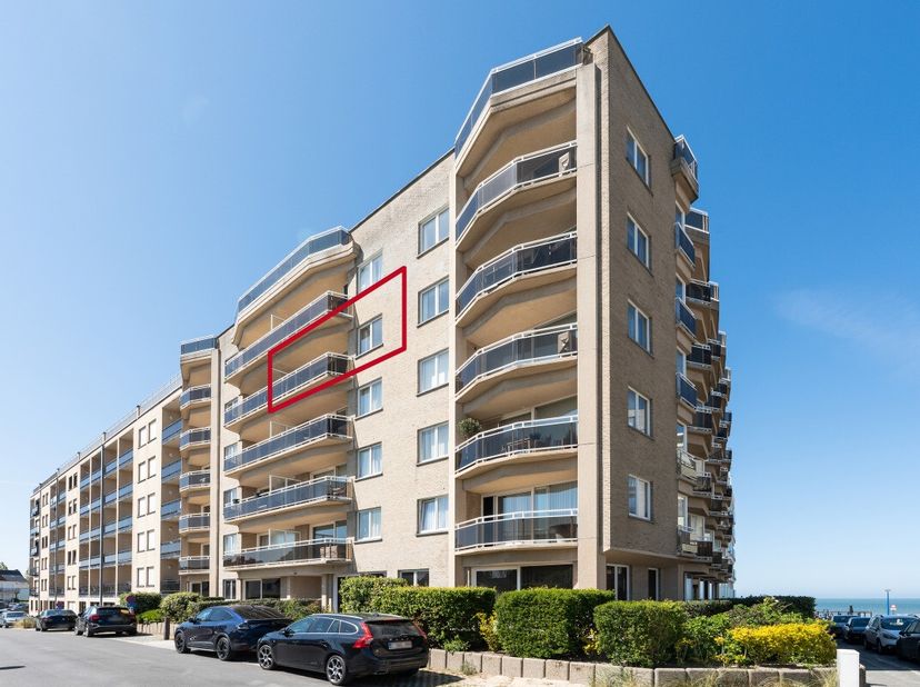 Te koop: instapklaar appartement in de Goudenboomstraat, Koksijde, op wandelafstand van zee en duinen. Dit charmante halfopen appartement ligt in het