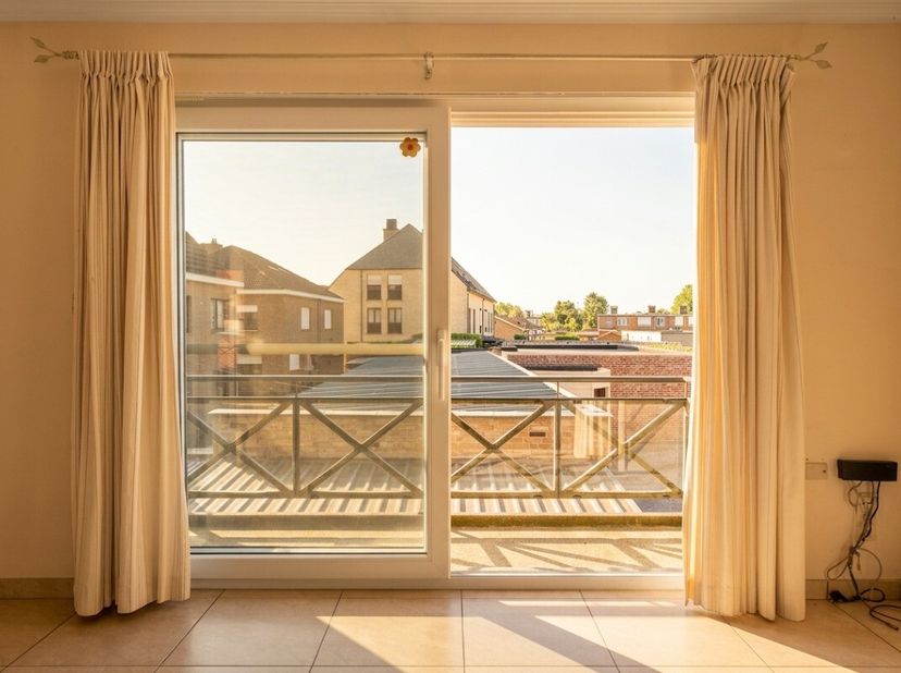 Ben je op zoek naar een instapklaar appartement in een rustige buurt? Dan is dit gezellige appartement in Adegem zeker iets voor jou. Je komt binnen v