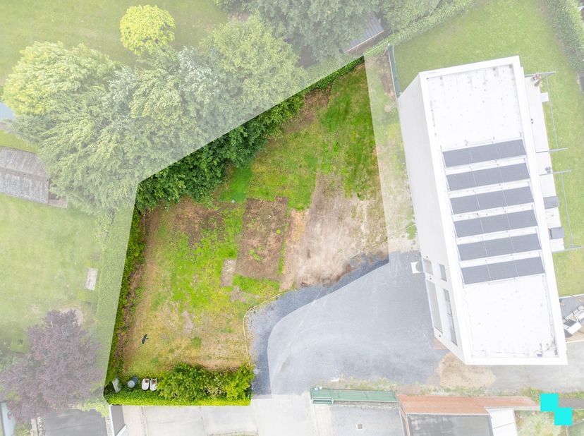 Deze bouwgrond voor open bebouwing is gelegen in een rustige residentiële omgeving en biedt een uitstekende opportuniteit voor wie zijn eigen woning w