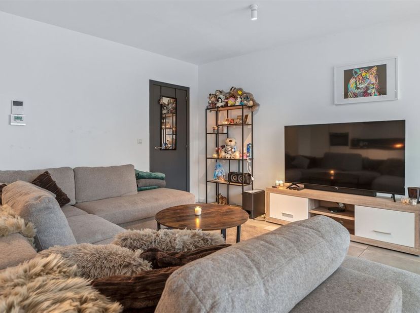 Op een vlot bereikbare locatie langs de Boomsesteenweg in Willebroek bevindt zich dit modern appartement, gelegen op de tweede verdieping van een verz