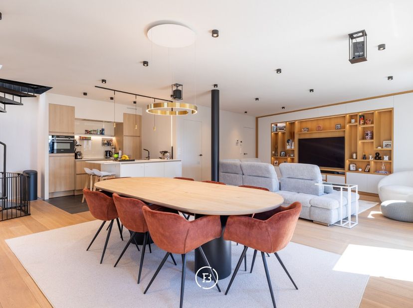 Deze exclusieve duplex ligt vlak bij de markt van Wemmel en is afgewerkt met veel maatwerk en oog voor detail. Het appartement combineert comfort, rui