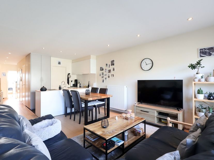 Op wandelafstand van het strand in Oostduinkerke bevindt zich dit charmante en lichtrijke appartement, ideaal als vaste woonst, tweede verblijf of int