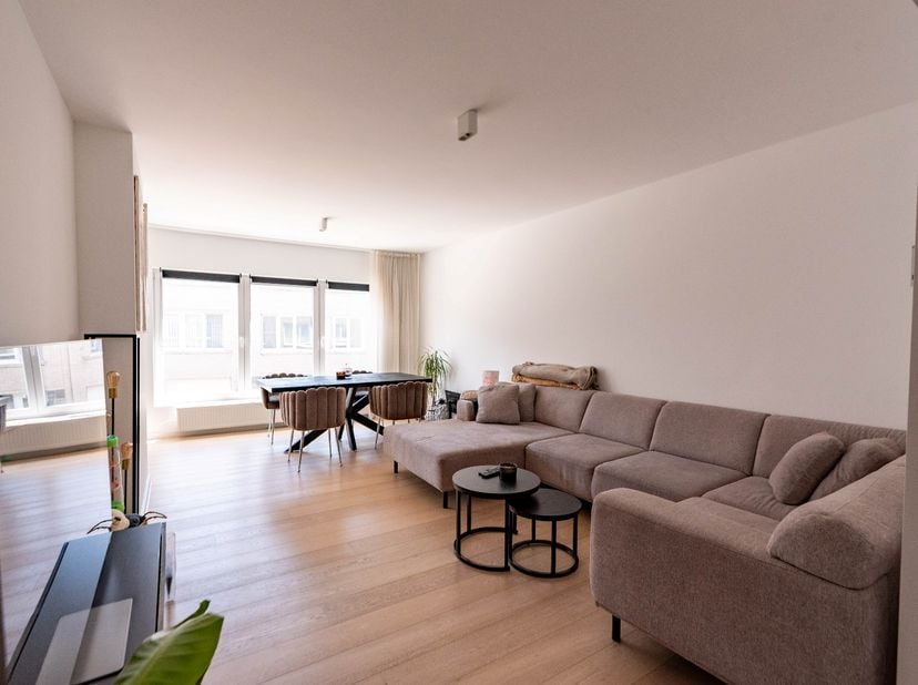 Dit luxueus en kleinschalig renovatieproject (slechts vijf eenheden) is gelegen in de gegeerde Zwarte Arendwijk, heel rustig wonen en toch zit je niet