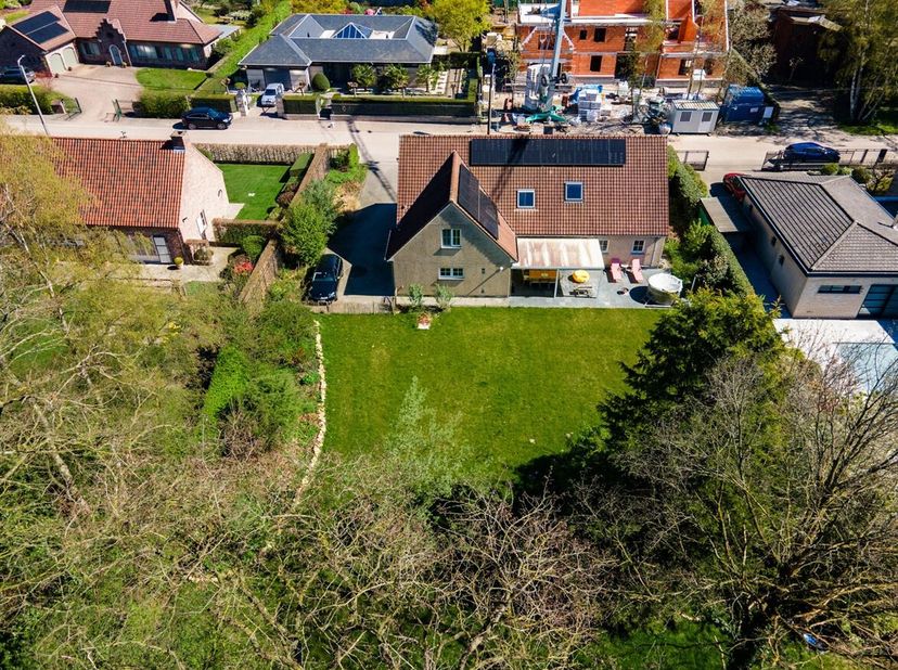 Située à Vestinglaan 61 à Sint-Katelijne-Waver, cette maison spacieuse et prête à l'emploi se trouve dans un endroit exceptionnellement calme, à proxi