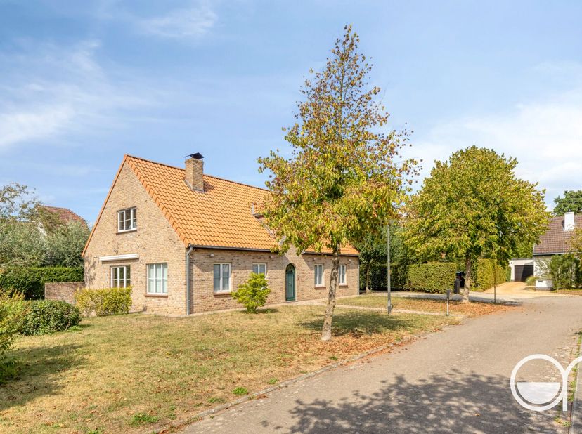 Deze woning is gelegen in het centrum van Latem in een doodlopende straat.op een perceel van 660 m².  Op het gelijkvloers hebben inkom met vestiaireka