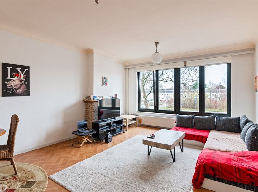 Locatie: Deze ruime opbrengsteigendom is gelegen op de Jules Moretuslei in Wilrijk, een strategische locatie met een vlotte bereikbaarheid. Winkels, h
