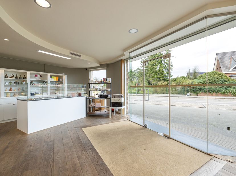 De handelszaak zelf geniet een oppervlakte van 100 m². Daarnaast is er een ruime keuken, 2 toiletten, inpandige garage en een ruime opbergkleder van c