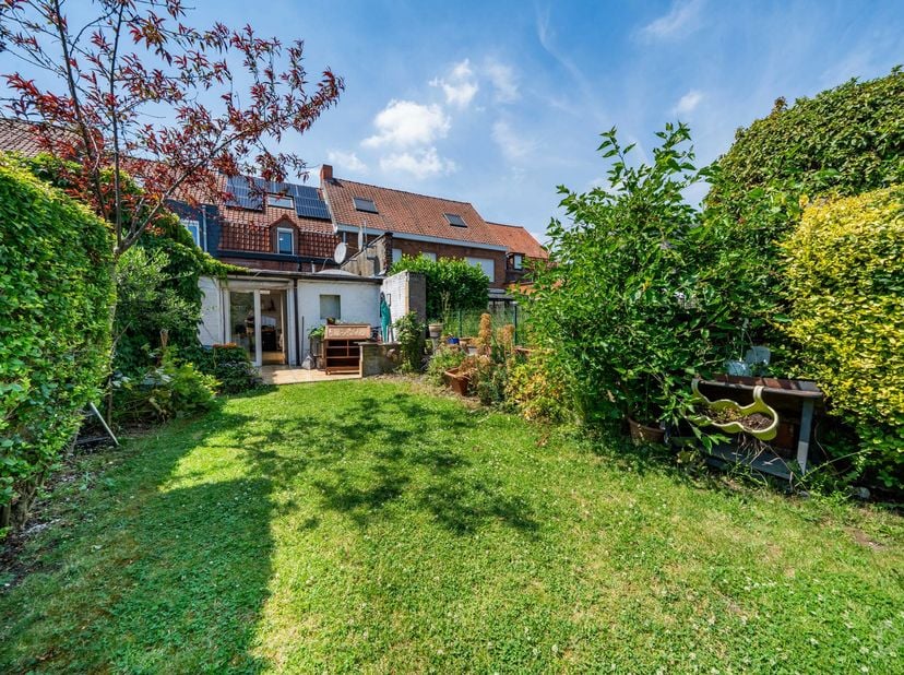 Huis met 4 slaapkamers en tuin – Zonnepanelen, artesische put en veel potentieel<br />
Dit huis, gelegen in een rustige, aangename straat in Mouscron,