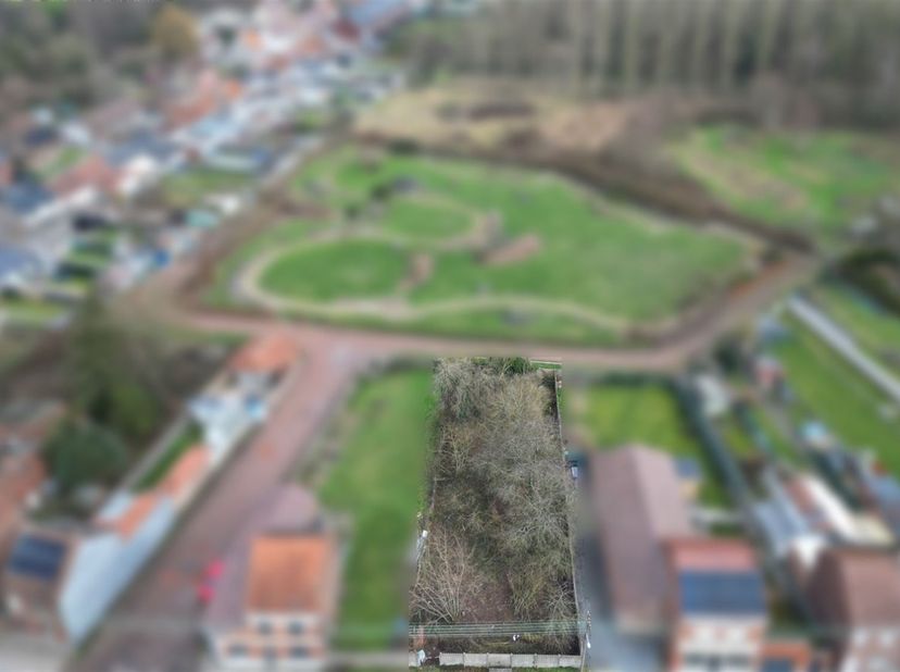 Bouwperceel met een oppervlakte van +/- 6 are 94 centiares gelegen in het hart van Bernissart, vlakbij een recreatiegebied.<br />
<br />
Toegang van