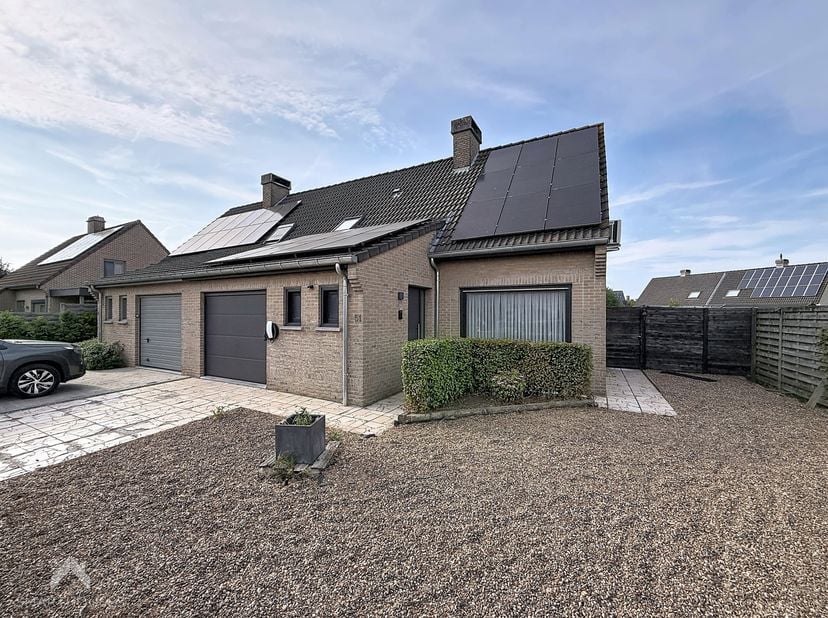 Instapklare halfopen bebouwing gelegen in een rustige doodlopende straat, nabij winkels, scholen, sportvoorzieningen en openbaar vervoer. De woning om