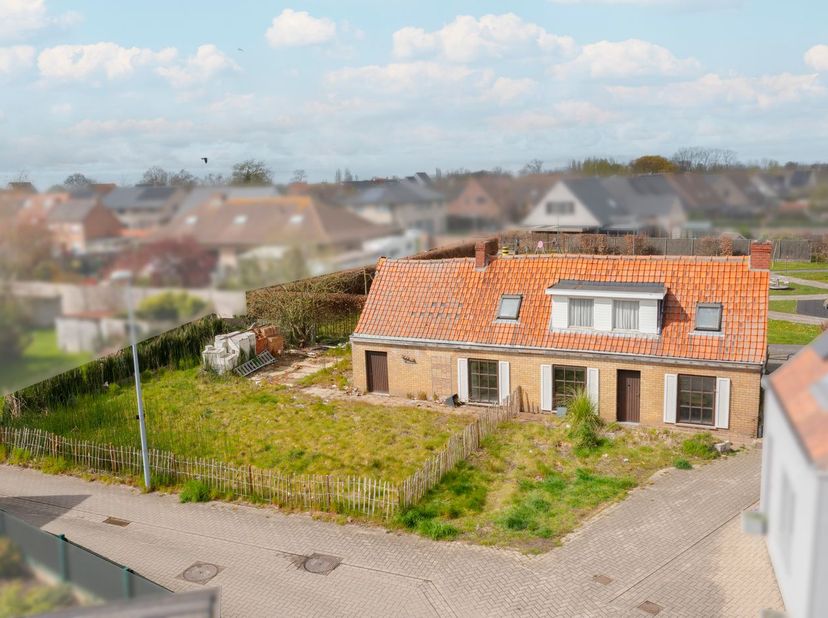 In een aangename en kindvriendelijke omgeving in De Mokker te Koekelare bevindt zich dit perceel met tal van mogelijkheden. De ligging combineert rust