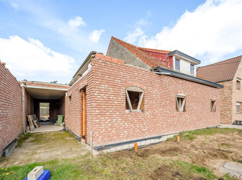 Ruwbouwwoning met tal van mogelijkheden op rustige ligging in Balen<br />
Op zoek naar een woning die u volledig naar eigen smaak kan afwerken? De won