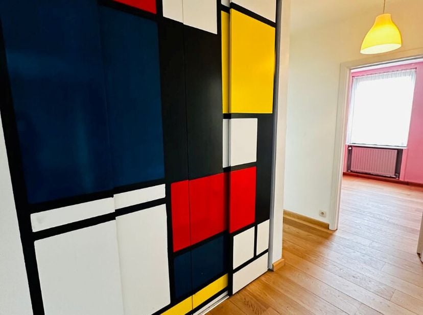 AUTHENTIEK appartement net buiten de Kleine Ring van Hasselt<br />
Dit appartement op de vijfde verdieping bevindt zich in één van de ICONISCHE gebouw