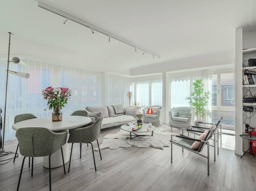 Ce fantastique appartement (100 m²) à vendre est situé au deuxième étage de la résidence Wittenonnen. Grâce à son emplacement central, vous n'êtes qu'
