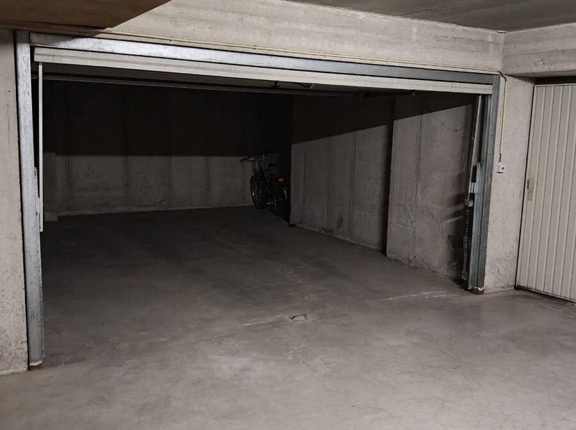 Te koop: gesloten dubbele garage in Sint-Idesbald, op korte afstand van de zeedijk. Deze ruime en volledig afgesloten garagebox bevindt zich in de Oos