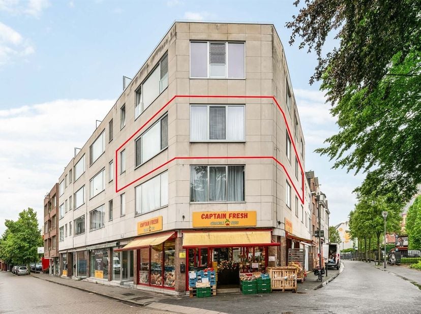 Instapklaar appartement met 3 slaapkamers en parking<br />
Indeling<br />
Tweede verdieping<br />
Via de inkomhal met gastentoilet betreedt u het appa