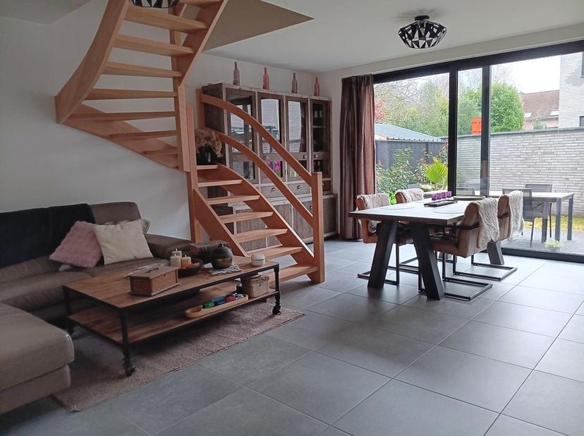 Moderne, zonnige en trendy BEN- woning met 4 slpk en tuin<br />
BEN- woning met 4 slaapkamers in een rustige doodlopende straat te koop.<br />
De woni