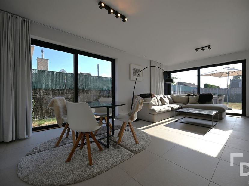 Ruime gezinswoning met 3 slaapkamers, inpandige garage en tuin met zonneterras te huur in Zillebeke.<br />
<br />
Het pand is als volgt ingedeeld:<b