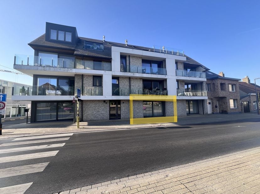Buitenkans voor verschillende doelgroepen!<br />
<br />
Mooi gelegen appartement in het hartje van Koolskamp, pal aan het gezellige dorpsplein.<br />