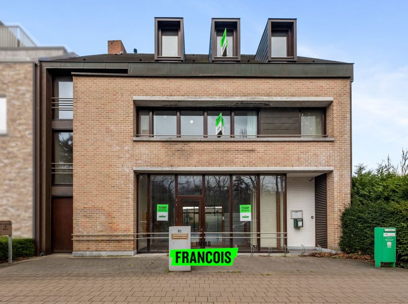 Op zoek naar een interessante en veelzijdige investering? Dan is deze opbrengsteigendom in Beernem precies wat u zoekt. Dankzij de uitstekende ligging