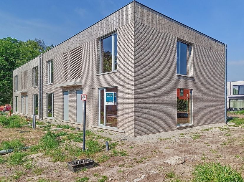 Lot 14 is een moderne halfopen bebouwing in opbouw. Gelegen op een toplocatie in Mariakerke, vlakbij het Park Claeys-Bouüaert.<br />
Deze woning staat
