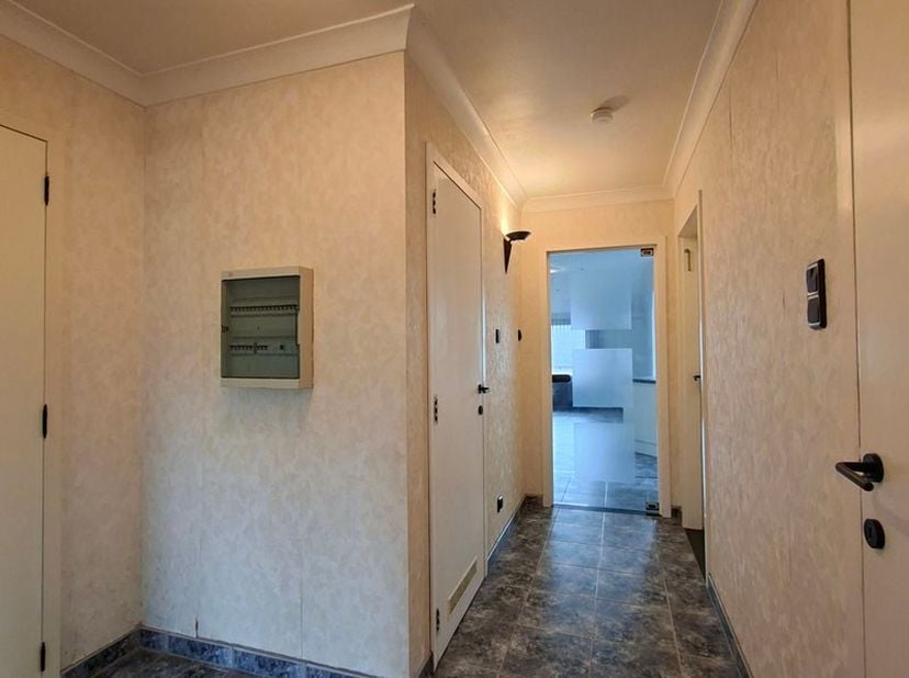 Ruim praktisch duplex appartement te Lanaken. <br />
<br />
Dit pand heeft een bewoonbare oppervlakte van +/- 100m² en bestaat o.a. drie slaapkamers,