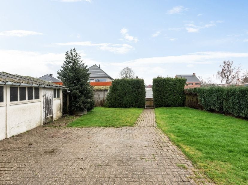 Op te frissen woning op 7a 42ca<br />
<br />
Ligging: Rustig gelegen nabij centrum Lille met alle faciliteiten (Winkels, scholen, openbaar vervoer,
