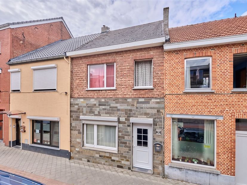 Intéressante maison de démarrage avec jardin dans le centre ville !<br />
Cette charmante propriété est soigneusement entretenue et offre de nombreus
