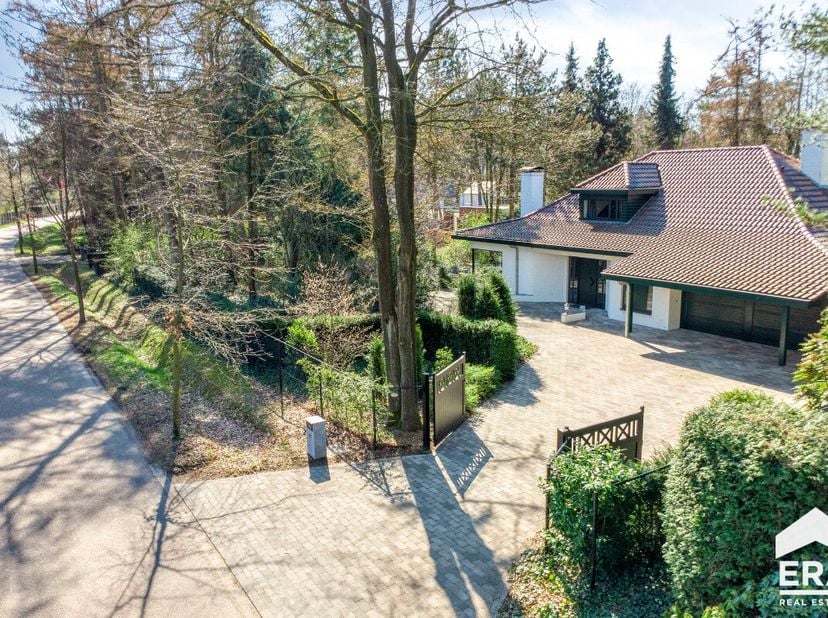 De woning is degelijk gebouwd en is door de huidige eigenaar opgefrist en vernieuwd. Vanuit iedere kamer is er een schitterend zicht op de tuin. Inpan