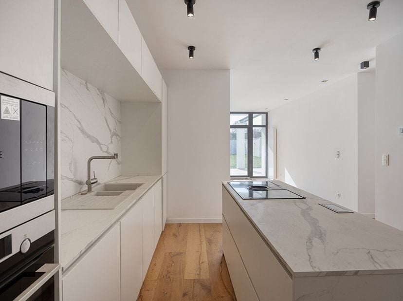 Contacteer Raf voor een bezoek: 0484325180. Dit recent gerenoveerd appartement bevindt zich op het gelijkvloers van een gebouw met 6 appartementen. He