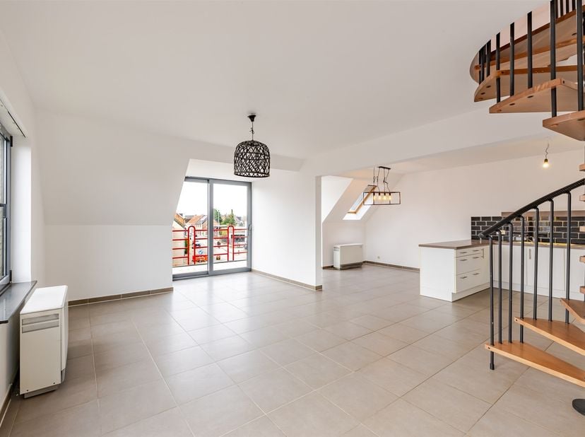 Ontdek deze instapklare duplex, gelegen in een rustige en gegeerde buurt. Dit ruime appartement combineert comfort, ruimte en een aangename lichtinval