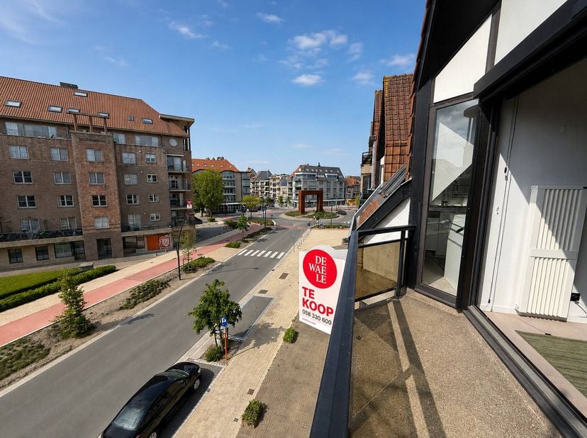 In de Jaak Van Buggenhoutlaan te Koksijde vlakbij de Zeelaan, vinden we dit instapklare en gemeubelde duplex appartement (118m²) te koop. Het appartem