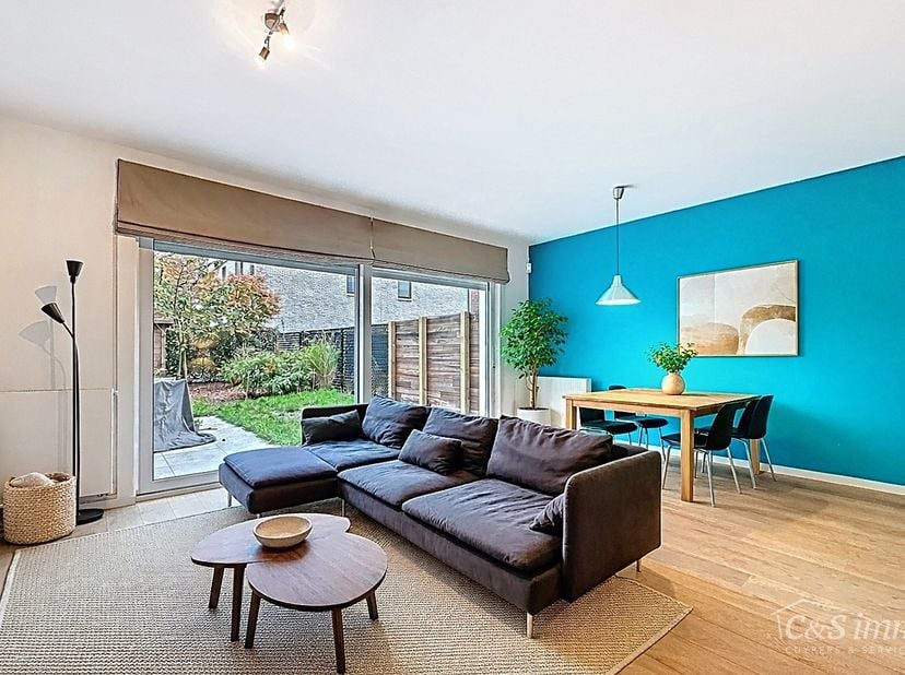 Cette maison semi-mitoyenne moderne et économe en énergie offre un confort de vie exceptionnel. Elle est idéale pour une grande famille ou pour toute