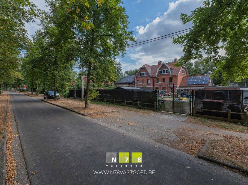 HALFVRIJSTAANDE WONING OP EEN PERCEEL VAN 5A70CA TE GENK. <br />
TROEVEN<br />
- Karaktervolle woning met bijzonder veel potentieel, gelegen in de his