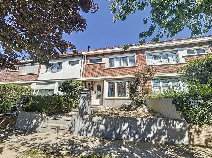 Weikantstraat, dans un quartier calme, aéré et recherché de Koningslo, cette maison bel-étage de ±180 m² bâtis se distingue par sa parcelle de 300 m²,