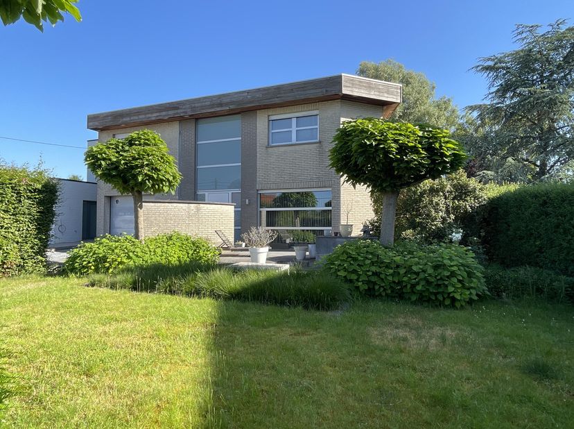 SPACIEUSE MAISON AVEC GRAND JARDIN - <br />
<br />
Spacieuse maison semi-ouverte avec grand jardin à Ardooie (Koolskamp), Lichterveldsestraat 52. Faci