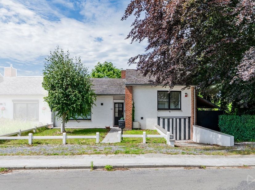 Très agréable maison d'habitation 3 façades très bien située dans un quartier résidentiel. La maison nécessite une remise aux normes actuelles. Elle s