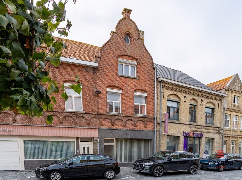 Welkom in de Generaal Baron Jacquesstraat 62, een unieke kans voor wie wonen en werken wil combineren in het centrum van Diksmuide! Deze karaktervolle