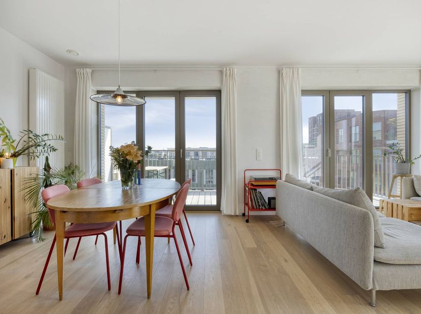 Gezellig lichtrijk appartement met twee slaapkamers gelegen op de 5de verdieping van het gebouw Hampton. Dit ruime appartement van 91m² beschikt over