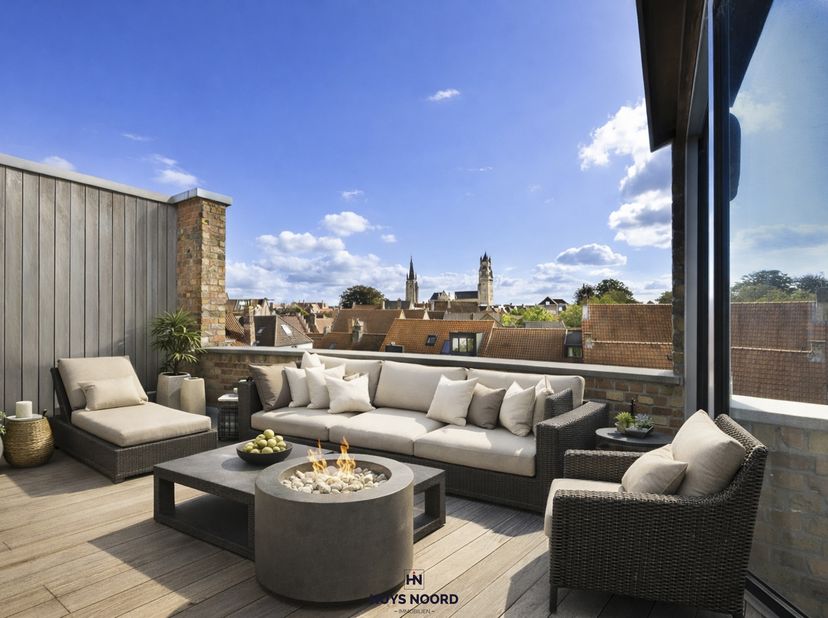 Venez profiter d'une vie agréable dans ce penthouse spacieux et lumineux offrant une vue imprenable et la possibilité d'acheter deux garages.<br />
<b