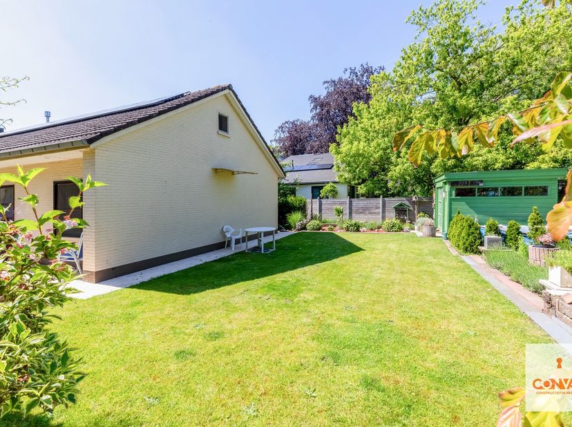 Onder de kerk van Mariakerke, kan u deze goed onderhouden gezellige woning vinden. De ligging is perfect om te voet naar de winkels en het openbaar ve